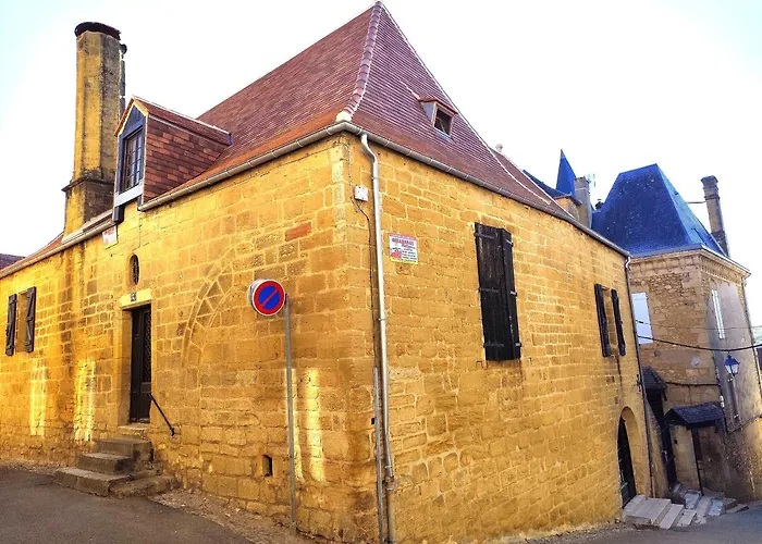 Demeure Du Xiiie-Xive S. Dans La Cite Medievale.