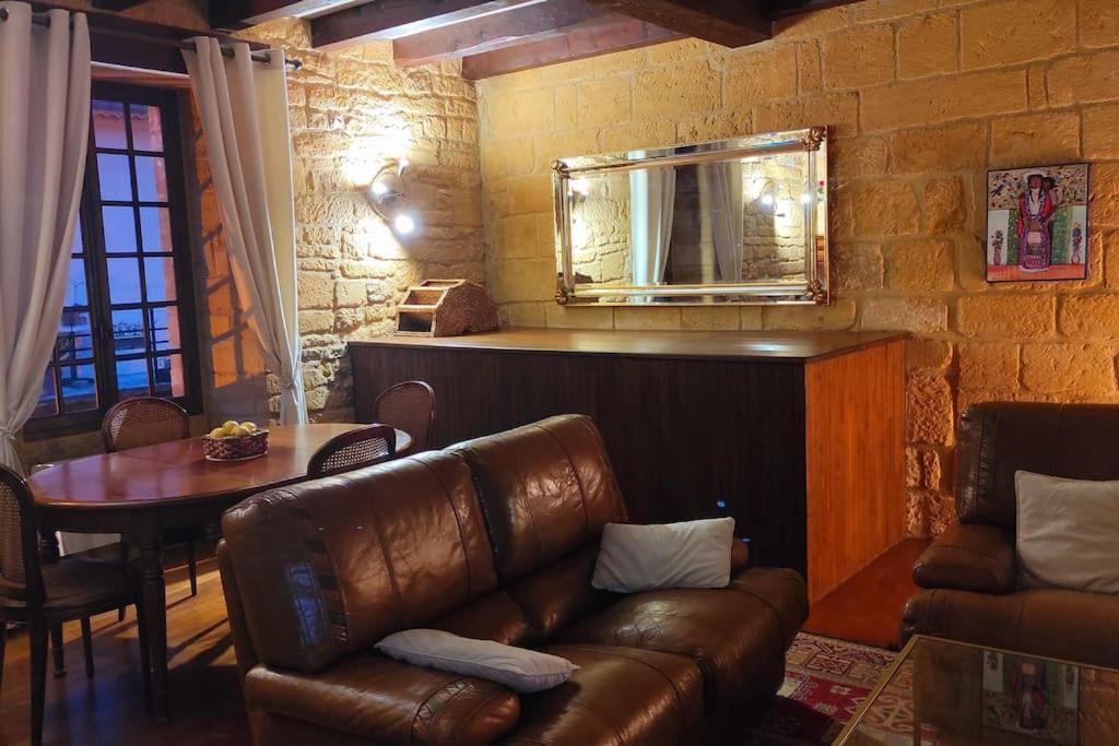 Holiday home Demeure Du Xiiie-xive S. Dans La Cite Medievale. *